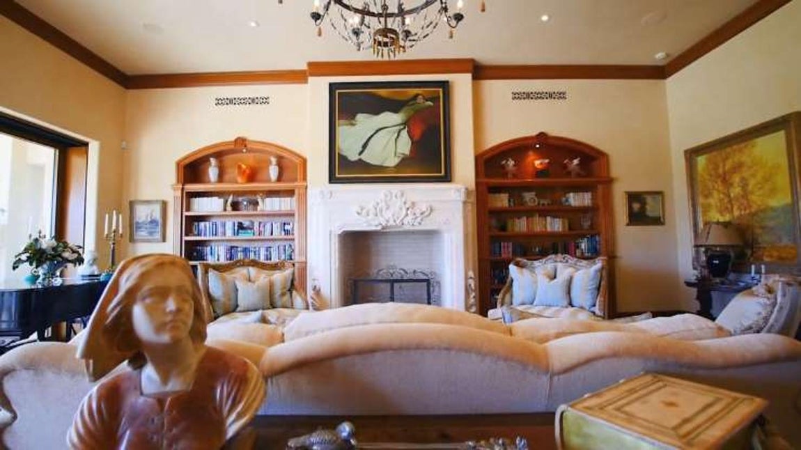 Salón. La pareja se conoció en 2007 y fue en 2014 cuando finalmente contrajeron matrimonio. Su primera hija, North West Kardashian, llegó en 2013, dos años más tarde nació Saint West Kardashian y a comienzos de 2018 llegó Chicago West Kardashian, primera hija de la pareja que no nace del vientre de Kim Kardashian por haber tenido problemas en sus anteriores embarazos. Ahora, han querido ampliar la familia con la llegada de un cuarto hijo, también fruto de la subrogación.