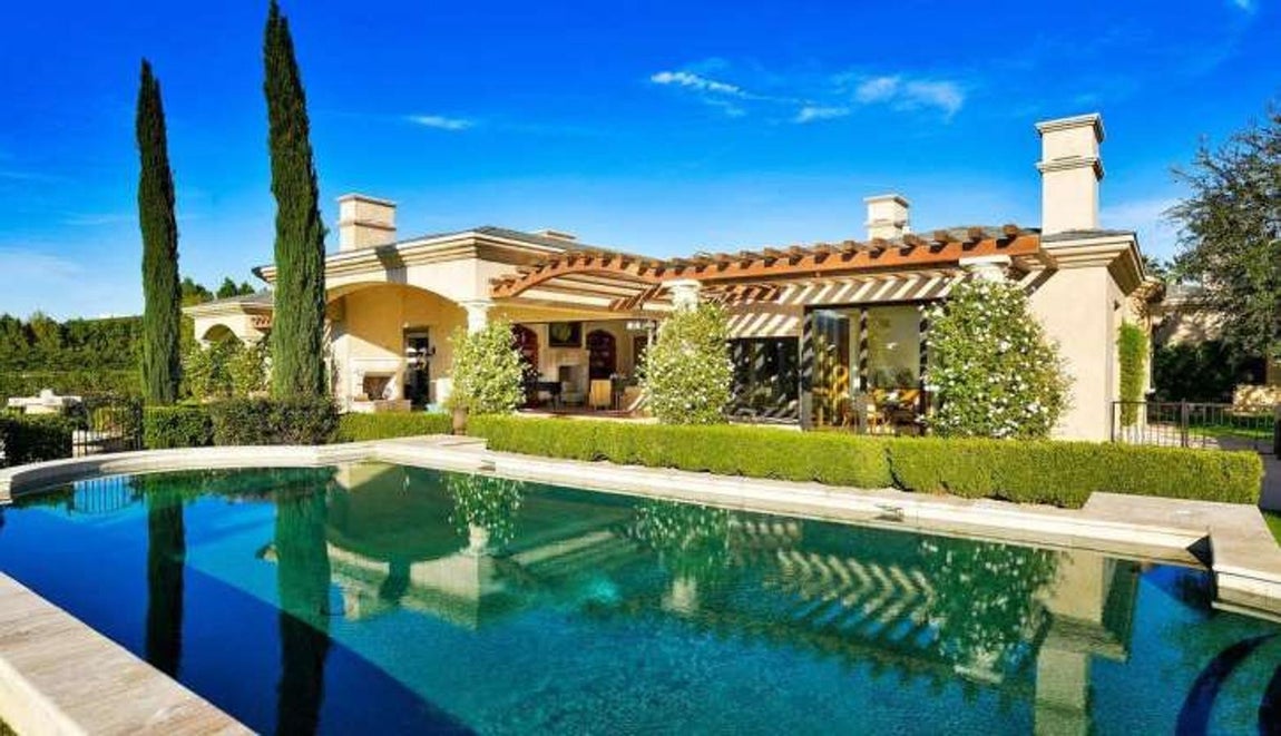 Fachada de la vivienda. El capricho que se han dado coincide con el nacimiento de su cuarto hijo, que ha nacido gracias a la maternidad subrogada. Pero parece ser que ninguna compra supone una gran pérdida de dinero para la pareja, ya que se han desembolsado de 6,68 millones de euros para poder tener esta casa en el Valle Coachella.