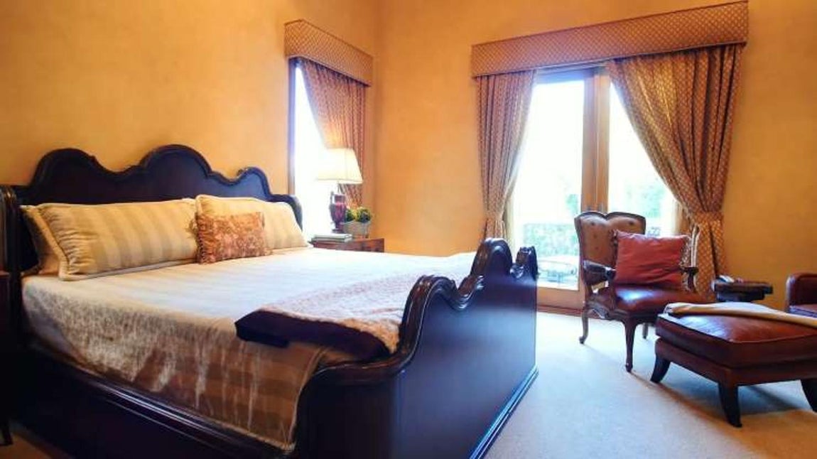 Habitación principal. Para ir cerrando el número de estancias de la vivienda, esta cuenta con una suite principal que tiene un amplio espacio de guardarropas y una oficina privada. El salón de la vivienda tiene chimenea para hacer uso de ella en otoño e invierno.