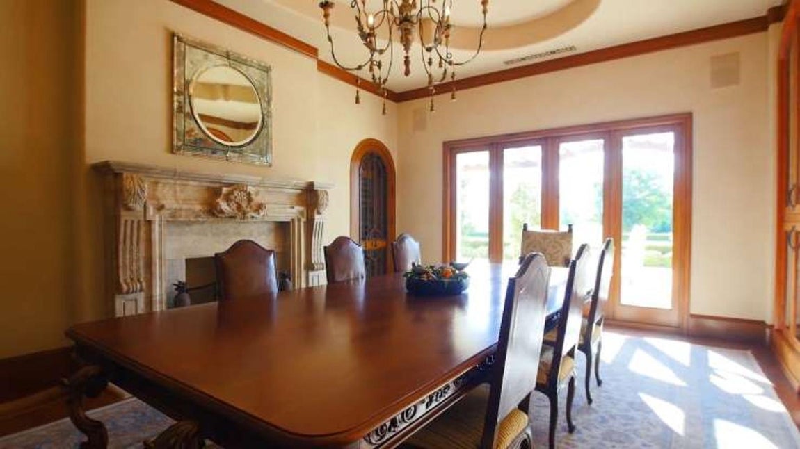 Comedor. Cabe destacar que la vivienda, además de estar muy cerca de la casa de Kris Jenner, tiene al lado un campo de golf que seguramente la familia haga uso los fines de semana, eso sin contar la enorme naturaleza de la que está parcialmente rodeada la casa.