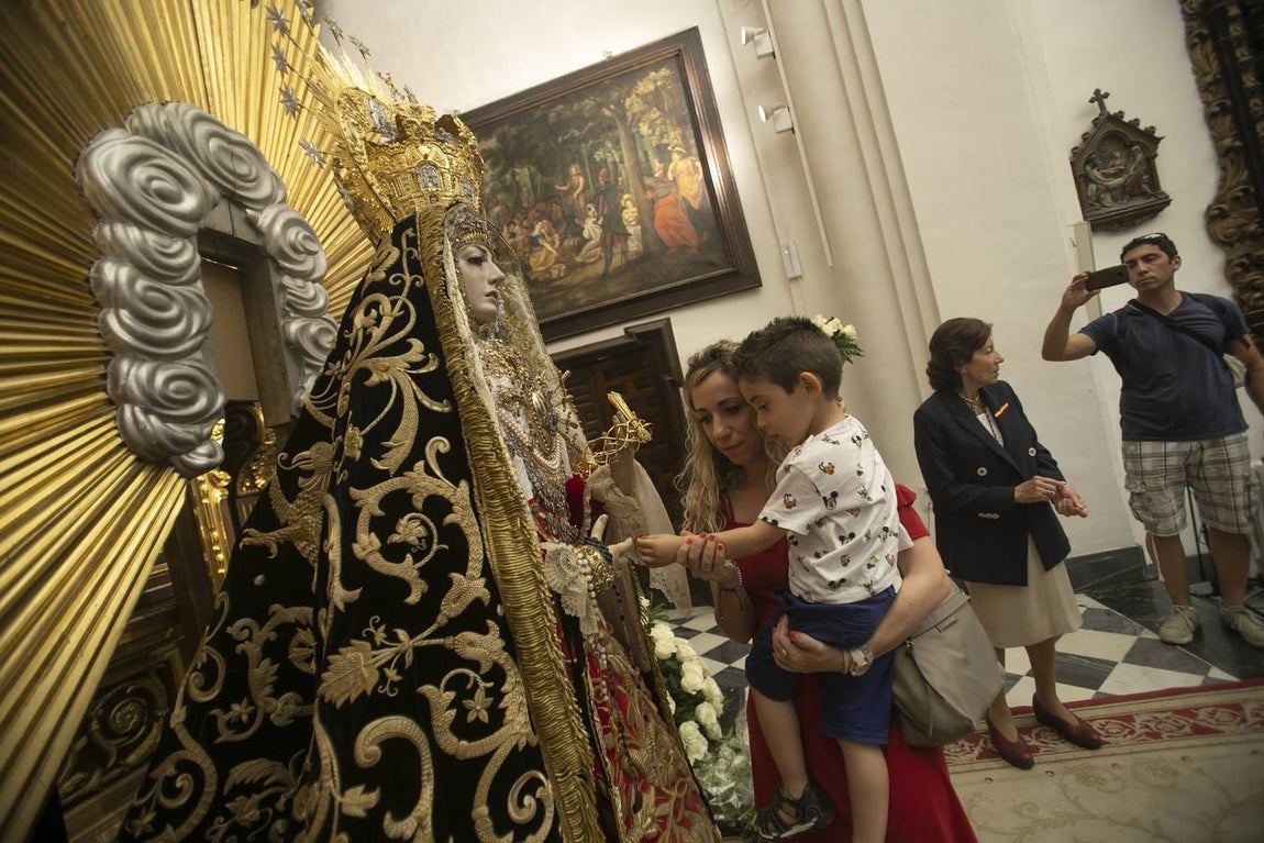 El besamanos extraordinario de la Virgen de los Dolores de Córdoba, en imágenes