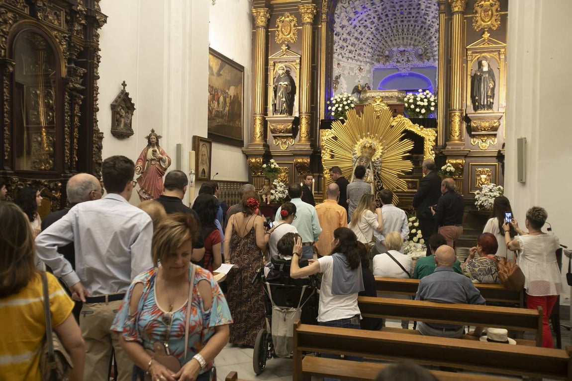 El besamanos extraordinario de la Virgen de los Dolores de Córdoba, en imágenes