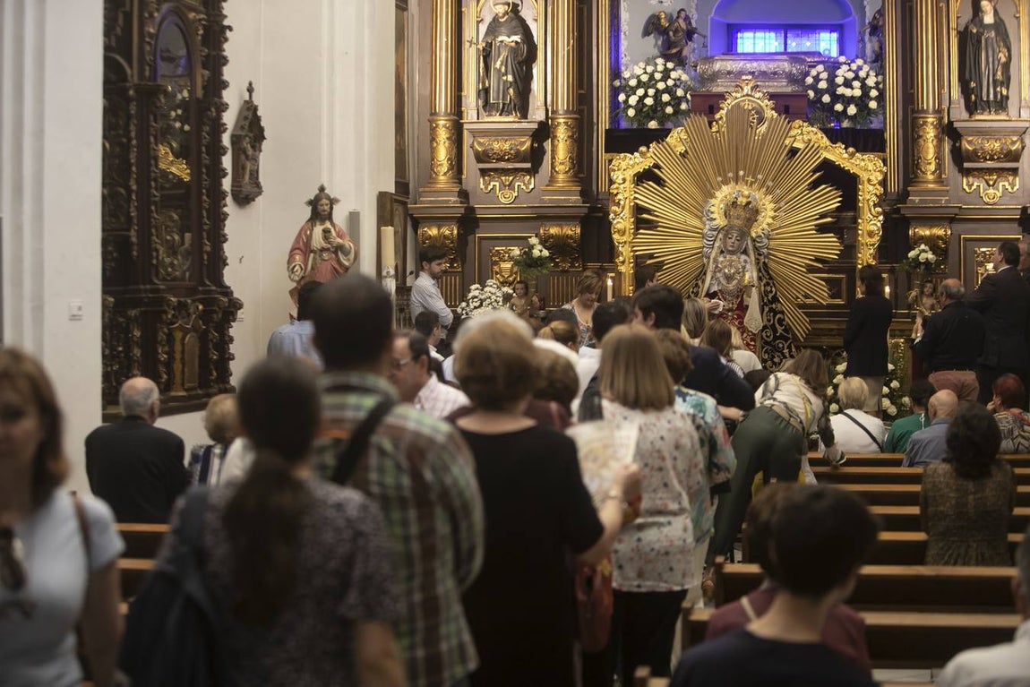 El besamanos extraordinario de la Virgen de los Dolores de Córdoba, en imágenes