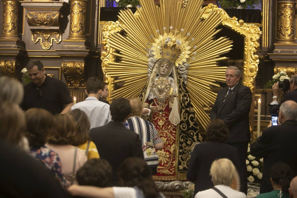 El besamanos extraordinario de la Virgen de los Dolores de Córdoba, en imágenes