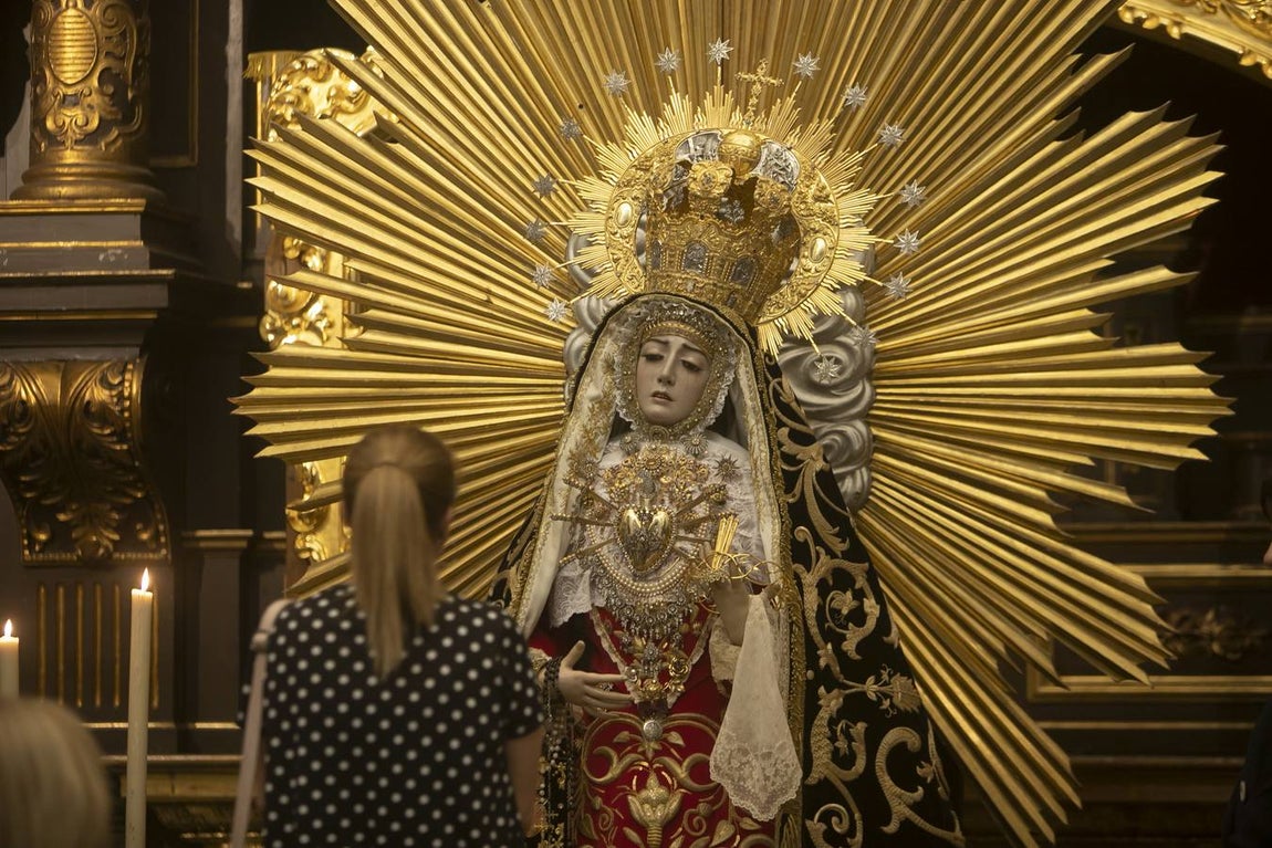 El besamanos extraordinario de la Virgen de los Dolores de Córdoba, en imágenes