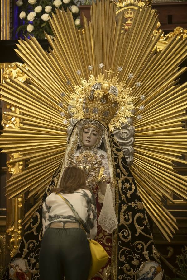 El besamanos extraordinario de la Virgen de los Dolores de Córdoba, en imágenes