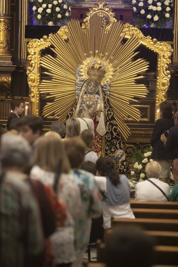 El besamanos extraordinario de la Virgen de los Dolores de Córdoba, en imágenes