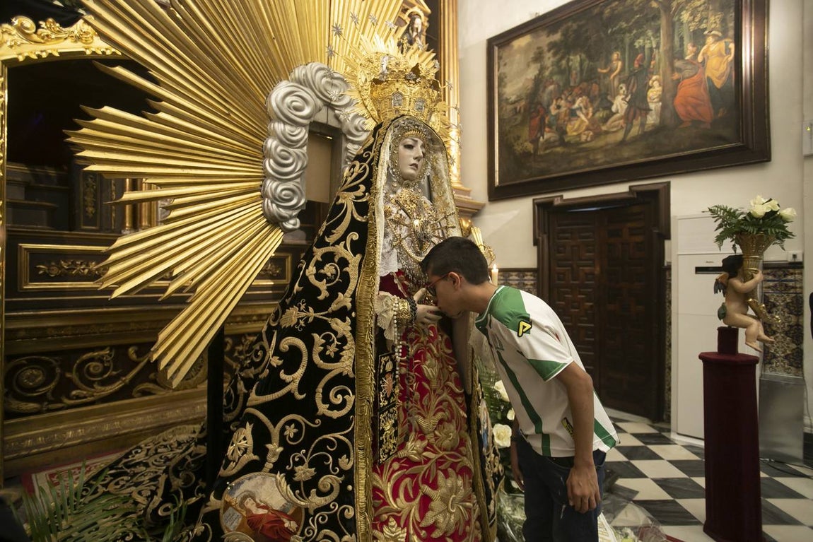 El besamanos extraordinario de la Virgen de los Dolores de Córdoba, en imágenes