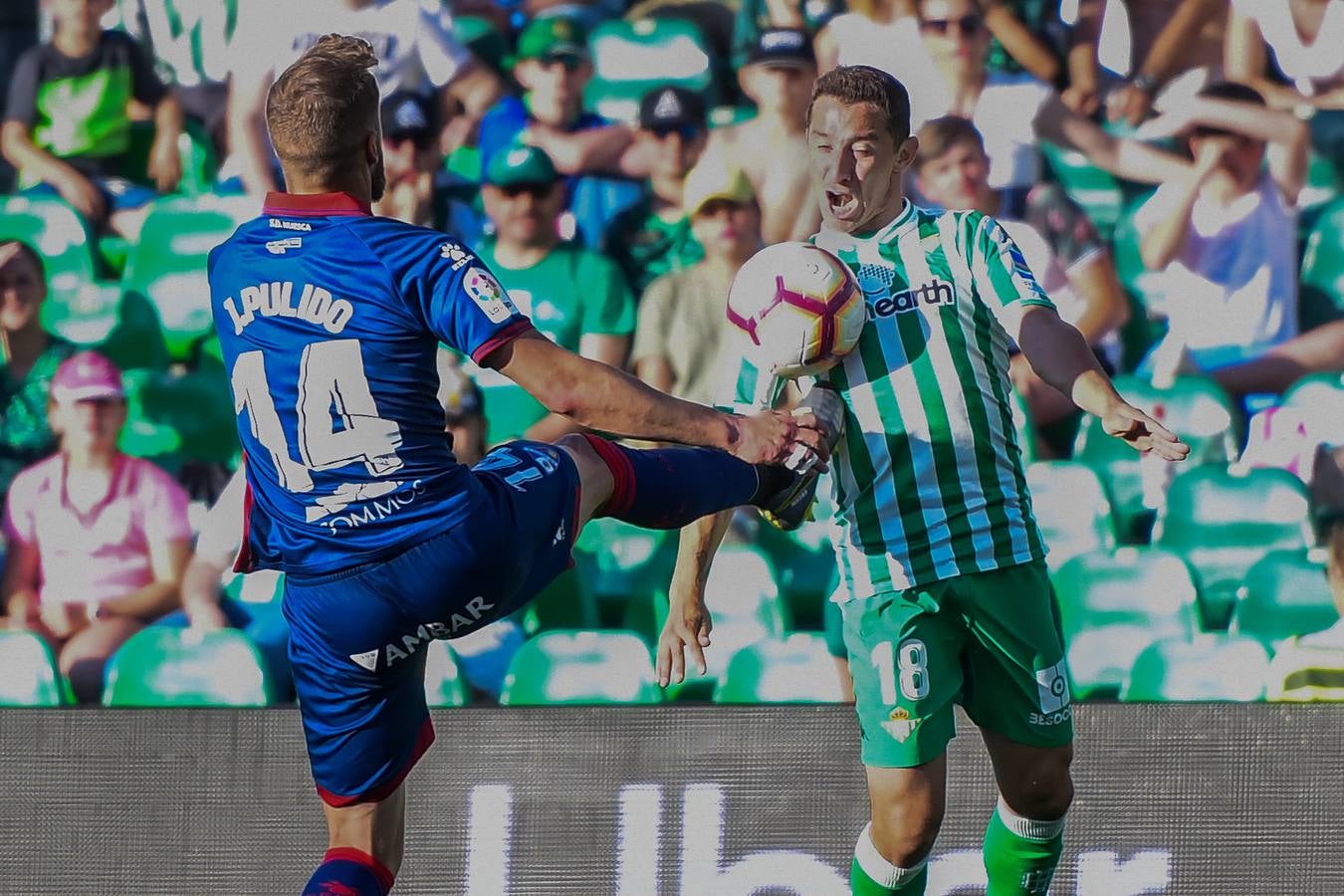 En imágenes, la victoria (2-1) del Betis ante el Huesca