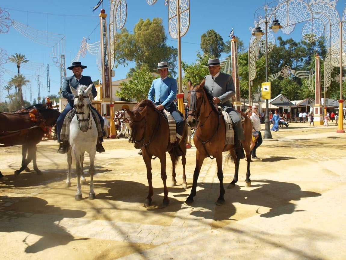 Un grupo de caballistas