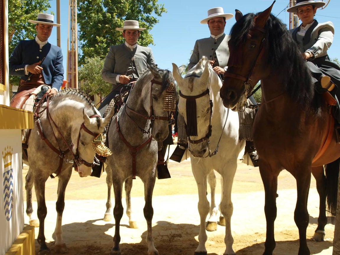 Un grupo de jinetes en el real de la feria