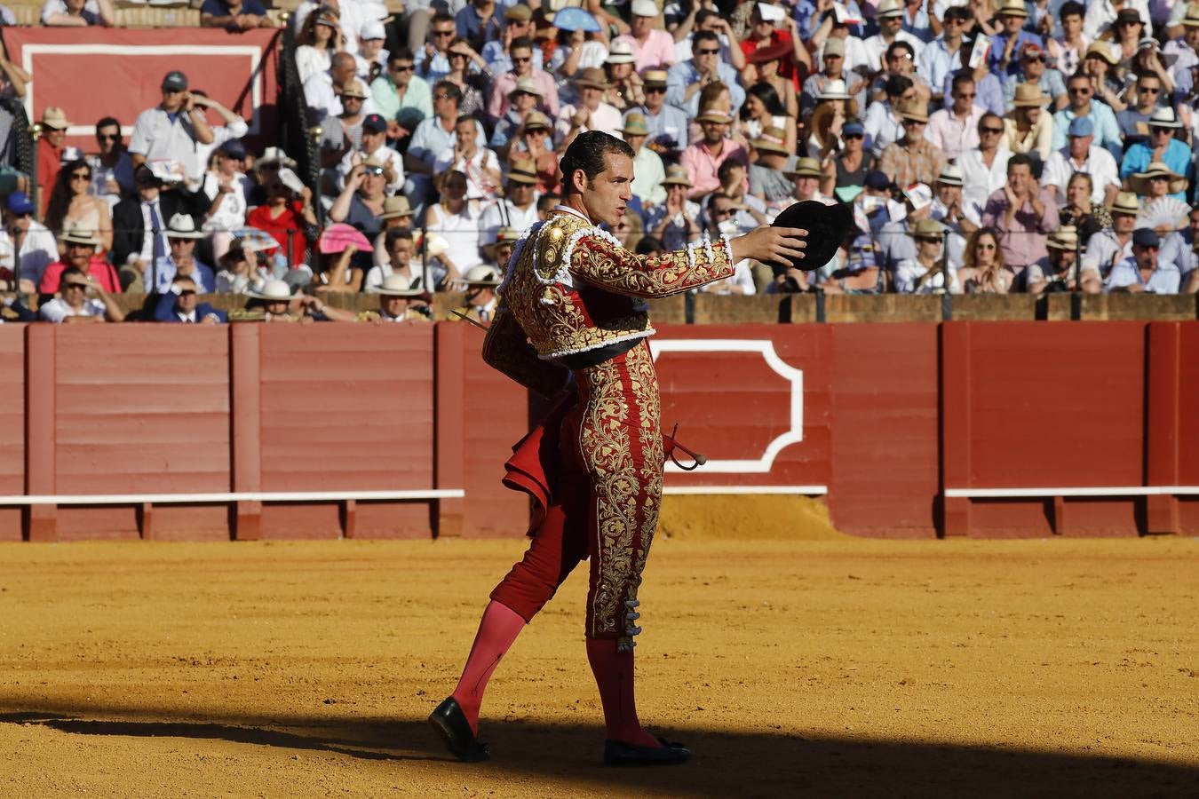 Los miuras ponen a prueba a Chacón, Castella y Moral en la Maestranza