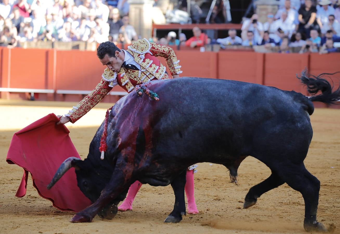 Los miuras ponen a prueba a Chacón, Castella y Moral en la Maestranza