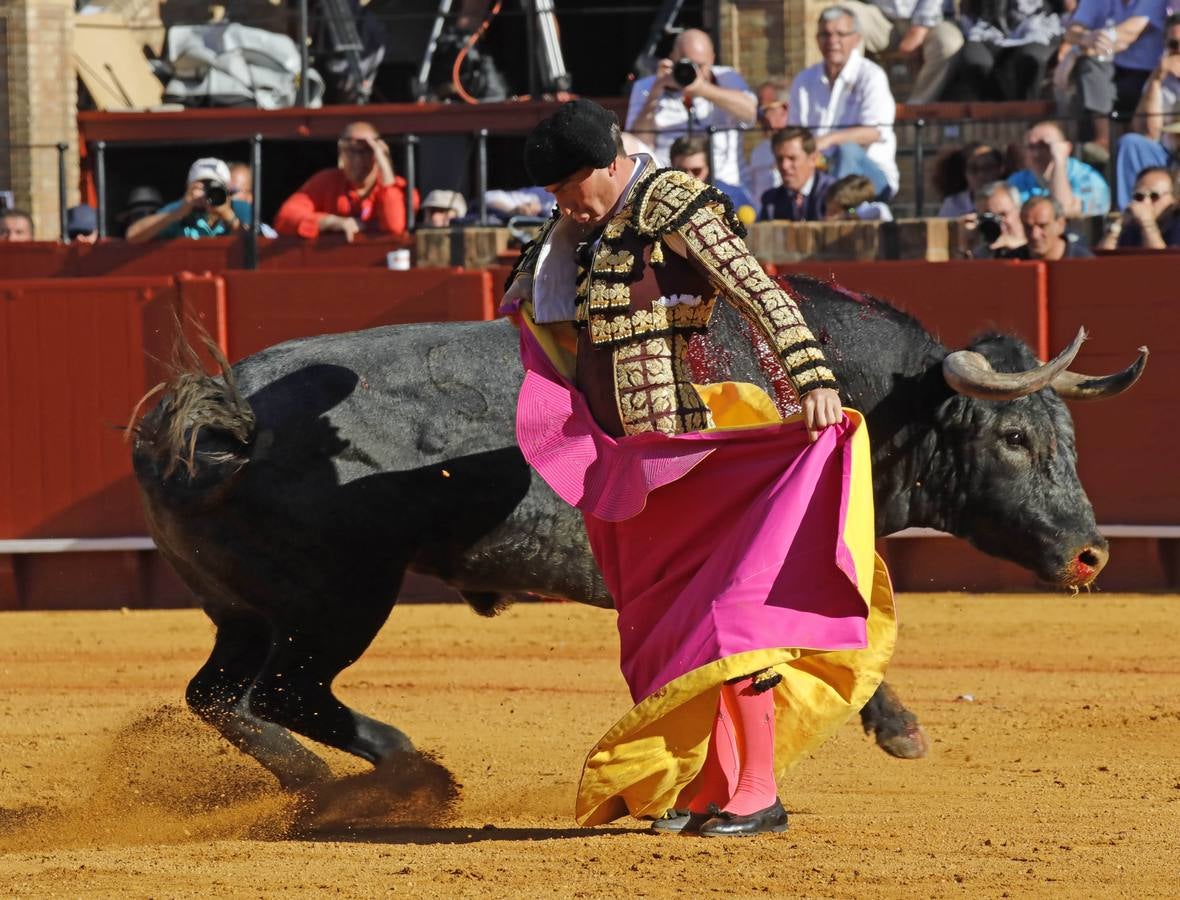 Los miuras ponen a prueba a Chacón, Castella y Moral en la Maestranza