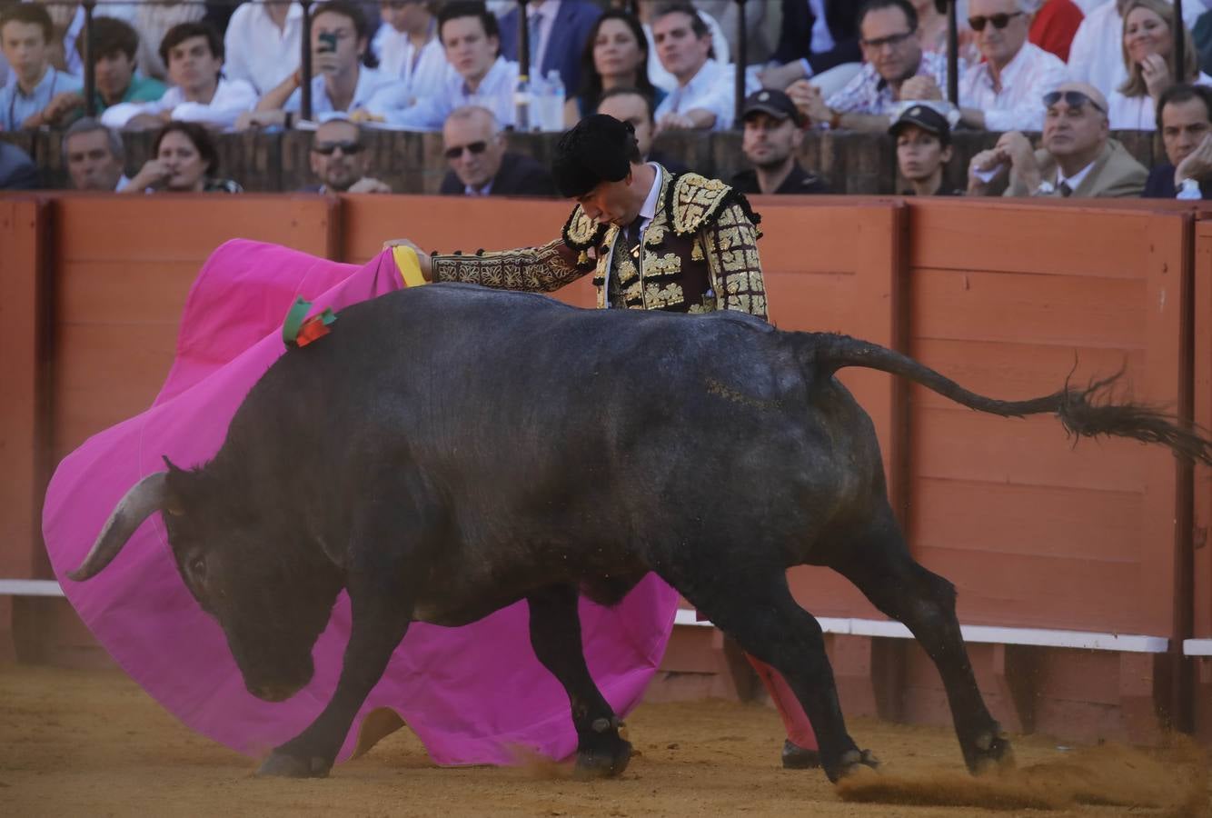 Los miuras ponen a prueba a Chacón, Castella y Moral en la Maestranza