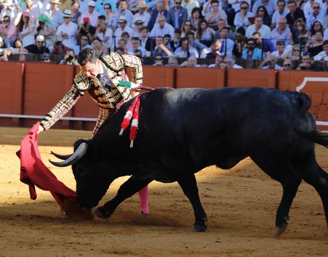 Los miuras ponen a prueba a Chacón, Castella y Moral en la Maestranza