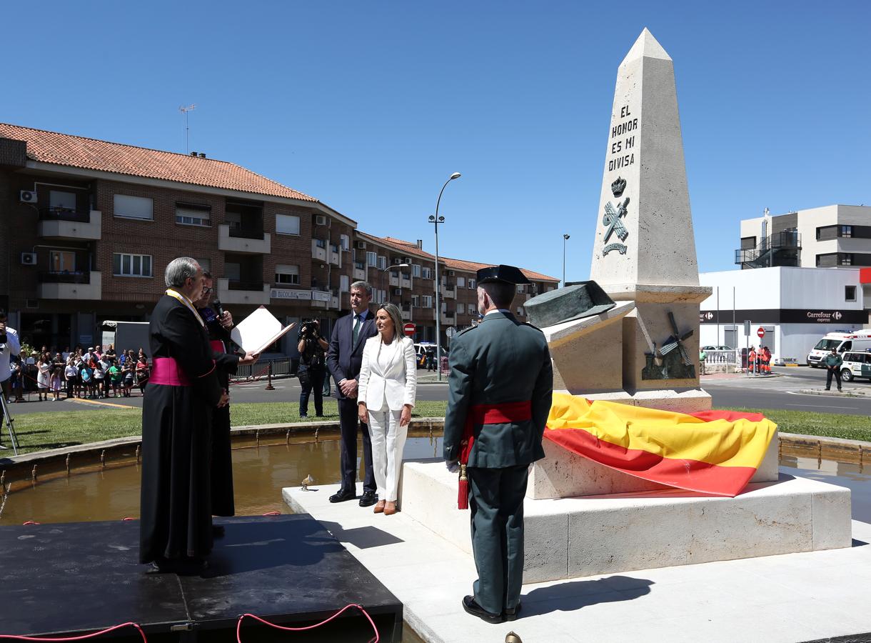 Dos sacerdotes bendicen el monumento funerario