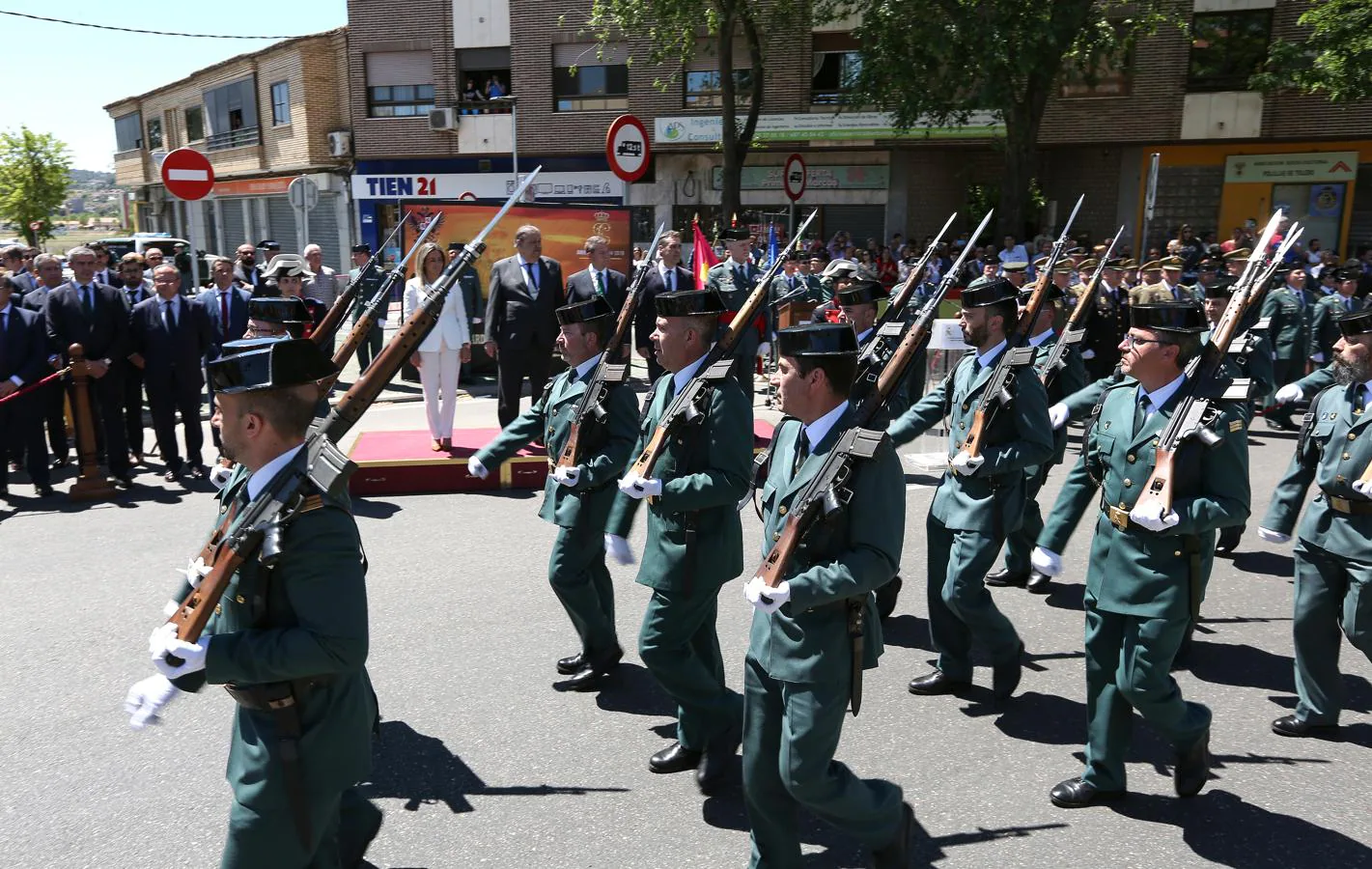 Desfile de guardias civiles ante las autoridades que presidieron el acto