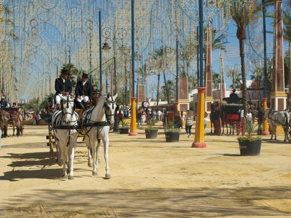 Paseo de caballos en el real de la feria
