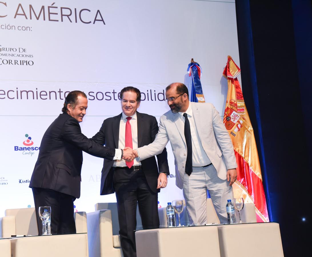 Foros ABC América. Juan Carlos Escotet, presidente de Banesco, Manuel Corripio, vicepresidente del Grupo Corripio, y Olivo Rodríguez Huertas, embajador de República Dominicana en España