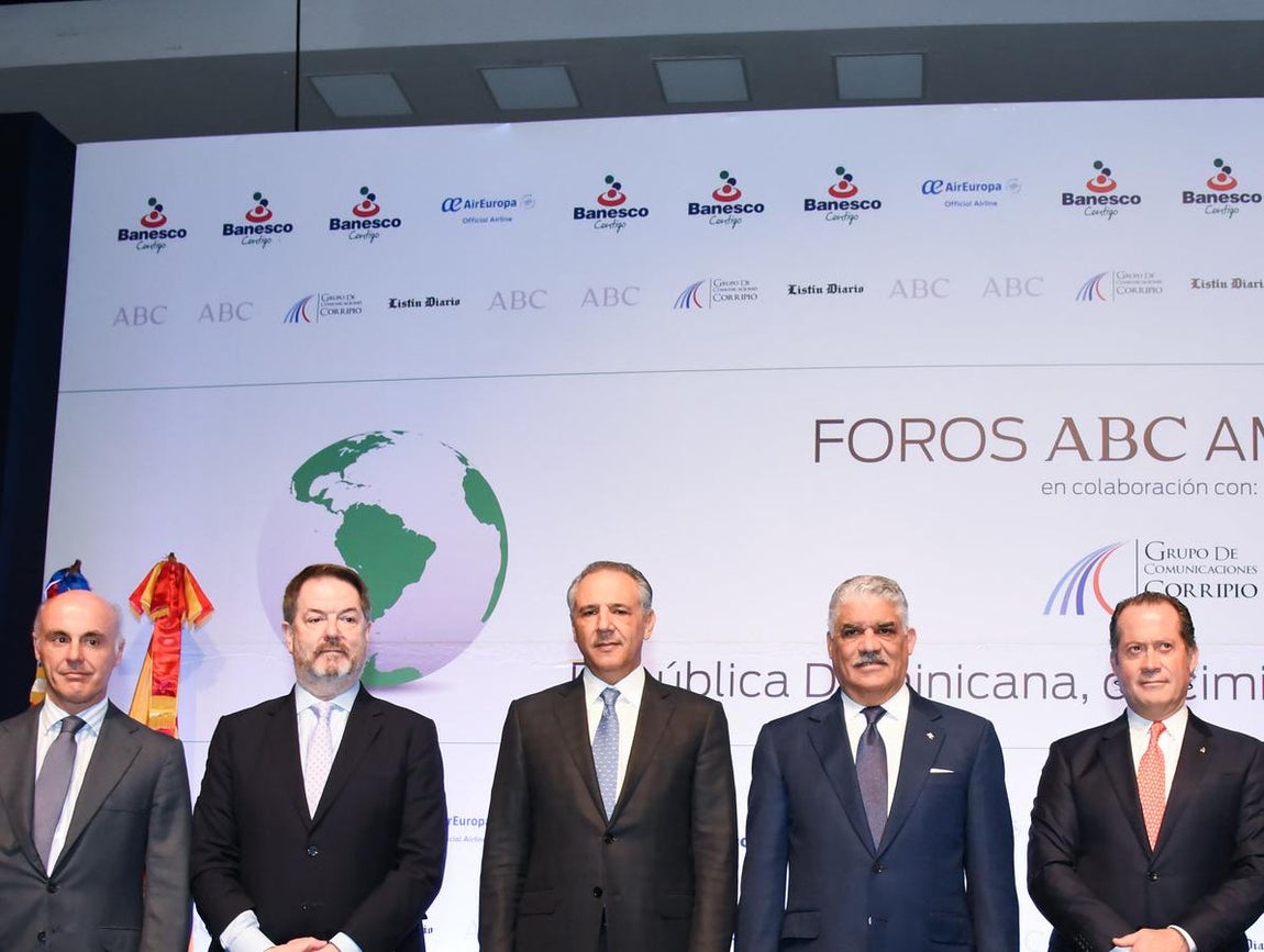 Foros ABC América. De izquierda de derecha, Alejandro Abellán, embajador de España; Bieito Rubido, director de ABC; José Ramón Peralta, ministro de la Presidencia de la República Dominicana; Miguel Vargas, ministro de Relaciones Exteriores y Juan Carlos Escotet, presidente de Banesco, en una de las mesas redondas de la visita de los Foros ABC América a República Dominicana.
