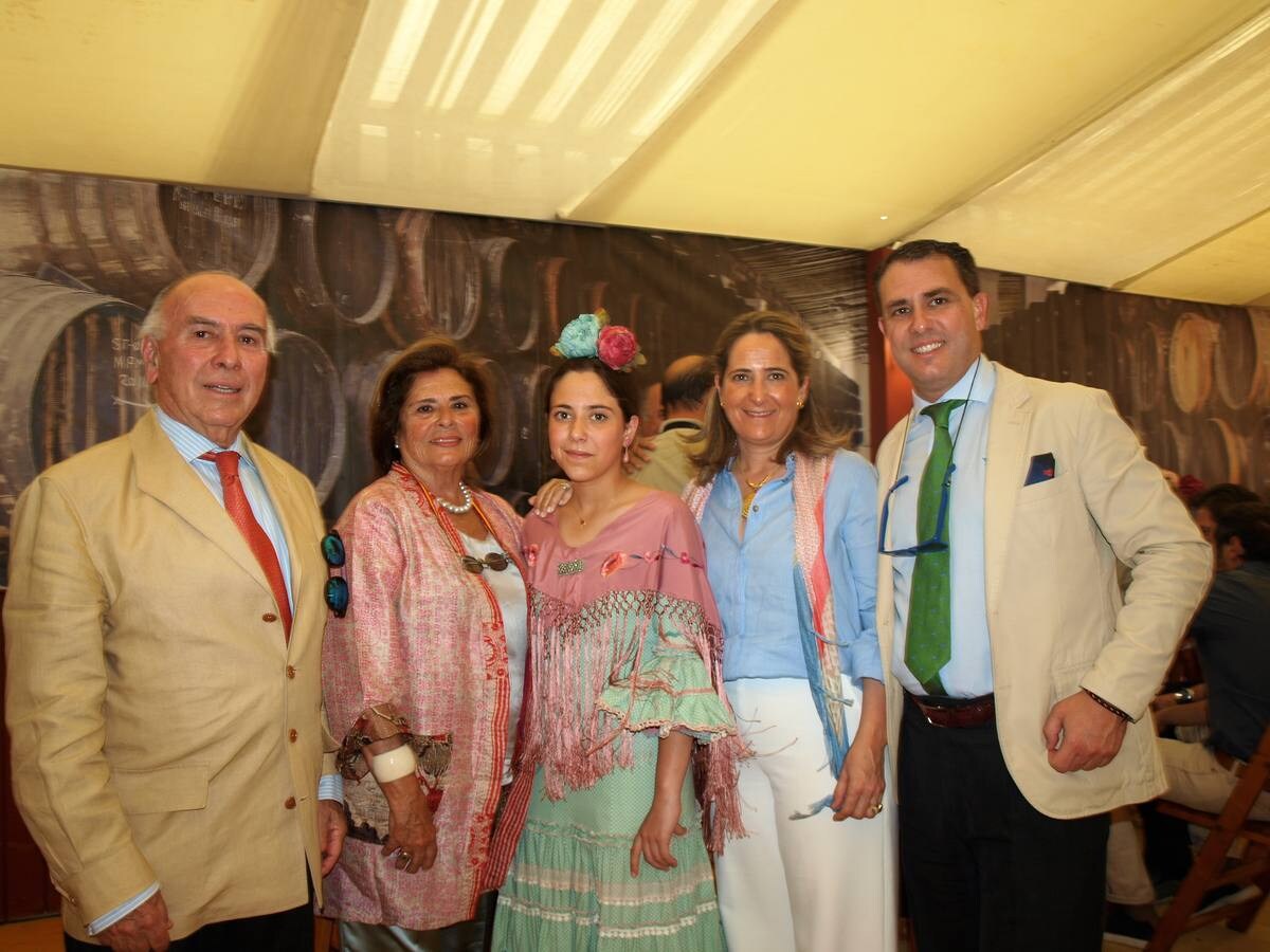 Los marqueses de las Escalonias junto a su nieta Blanca García-Agulló y los Señores de García -Agulló
