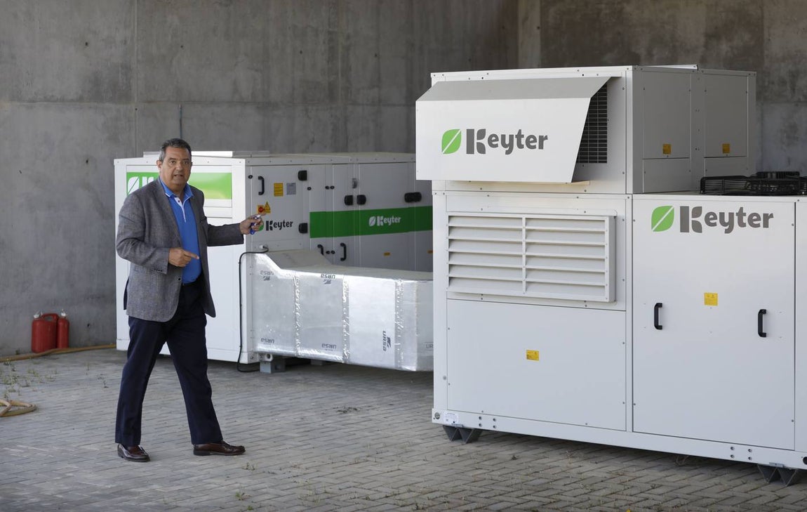 Manuel Servián, en el exterior de la sede de AFAR. Estos grandes prototipos están en el exterior para someterlos a las inclemencias del tiempo y comprobar su rendimiento en condiciones extremas.