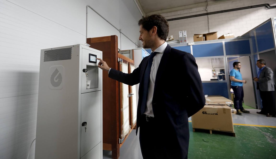 Carlos García, director general de Genaq, con la máquina generadora de agua que ha comprado el Ayuntamiento de Lucena. Sólo está conectada a la red eléctrica para conseguir energía; el agua se obtiene mediante condensación de la humedad del aire.