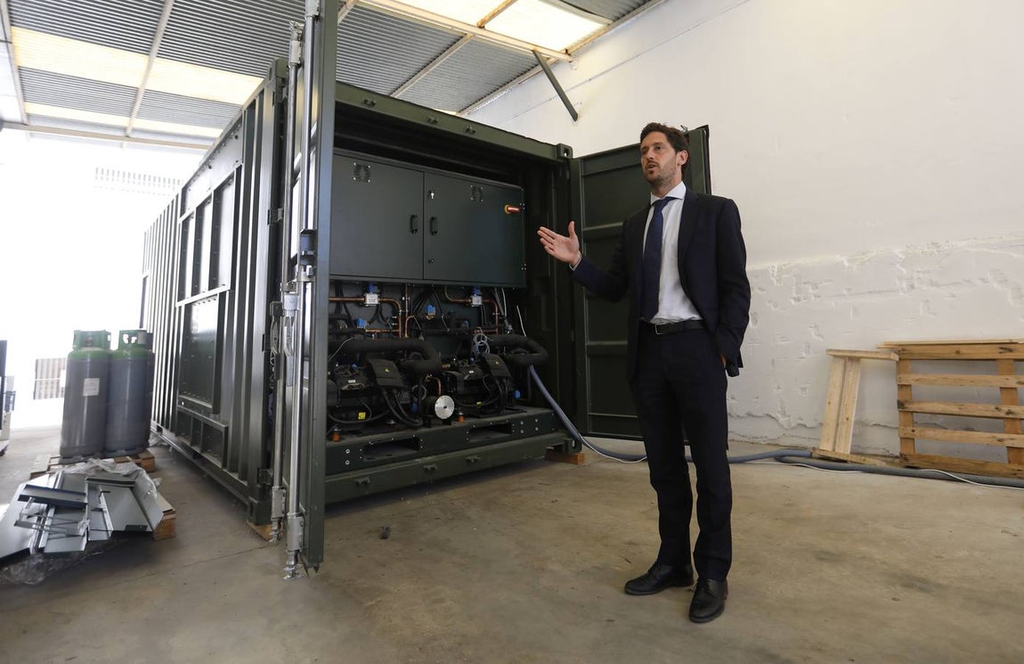 La mayor generadora atmosférica de agua, en la fase de pruebas. Este modelo ha sido fabricado para el Ejército de Chile. En la imagen, el director general de la empresa, Carlos García
