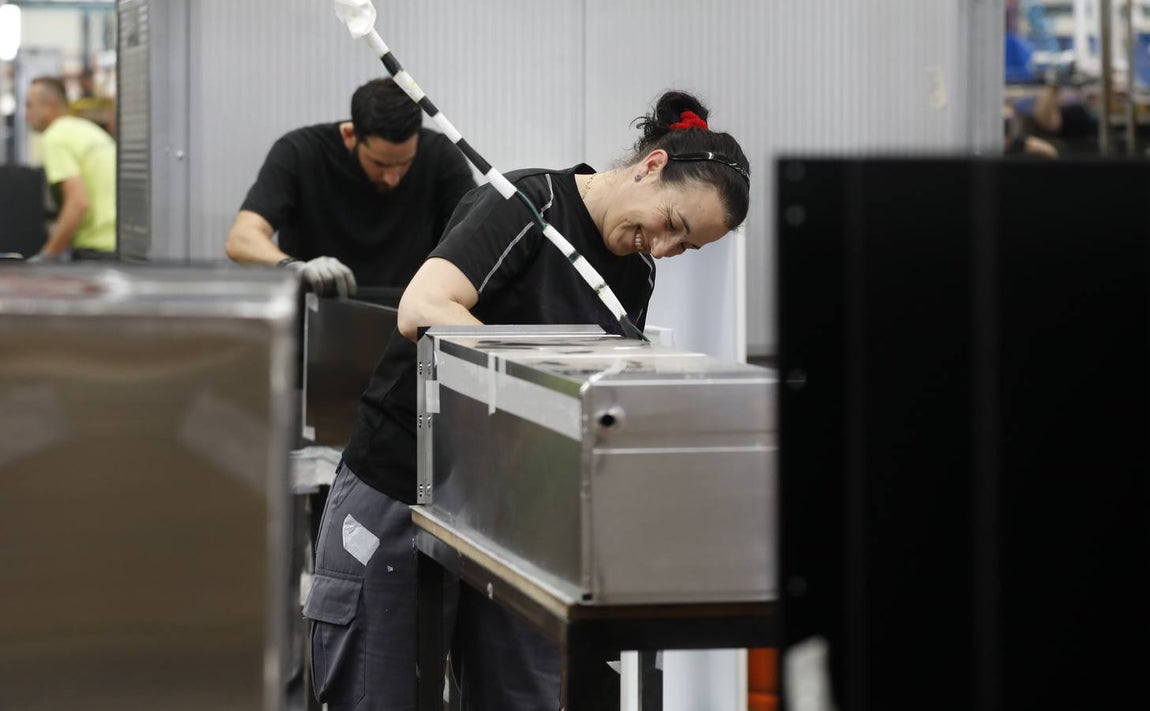 Trabajadores de montaje en Efficold. La empresa asegura que no existe ninguna brecha salarial de género en su planta de Lucena.