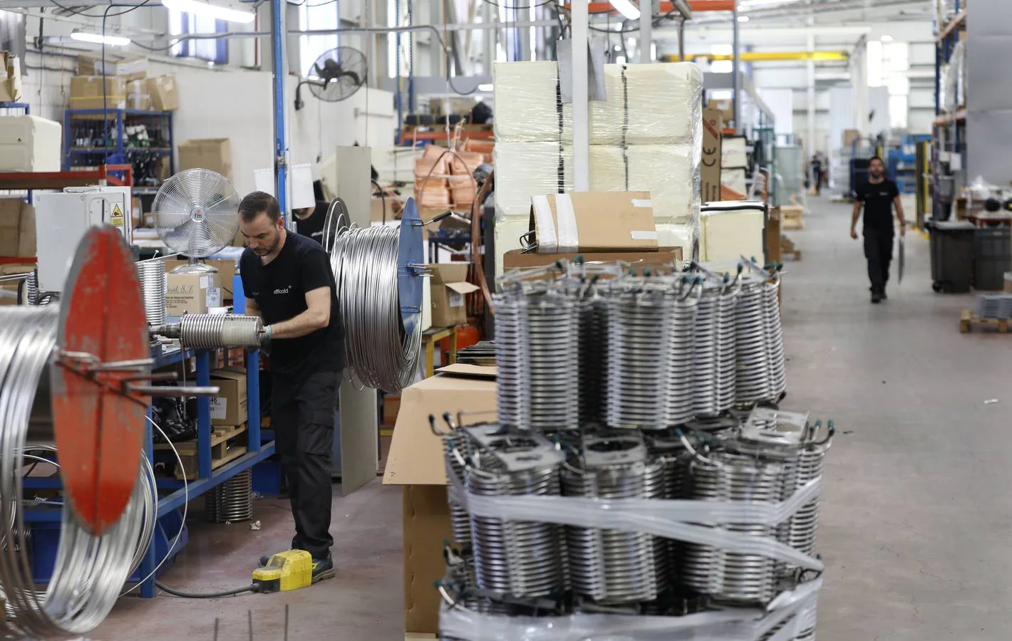 Bobinas metálicas en la fábrica de Efficold en Lucena. A la empresa llega el material en bruto, que se transforma para los equipos refrigeradores.