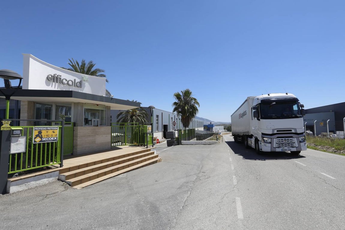 Exterior de una de las naves de Efficold. El camión acaba de salir de la fábrica lucentina.