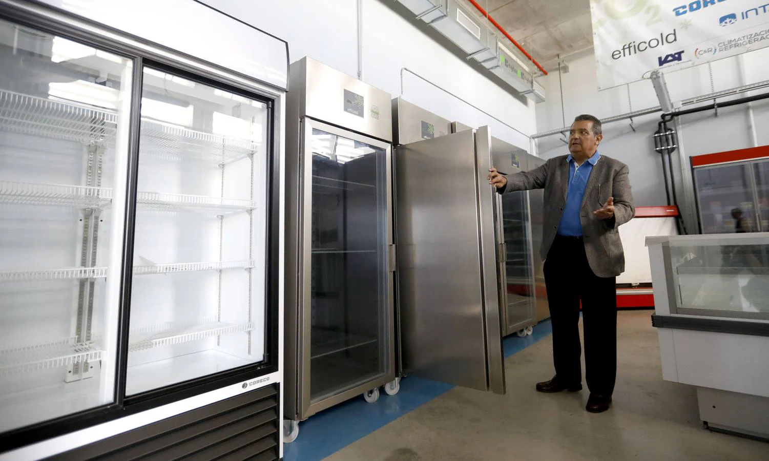 Manuel Servián, en uno de los laboratorios de AFAR, en Lucena. Las neveras son desarrollos propios de las empresas del clúster para supermercados.