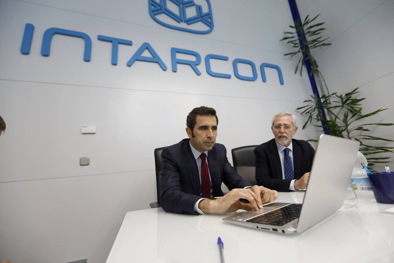 José María Raya, director general de Intarcon, y Aurelio García, presidente del grupo, en las oficinas de la empresa