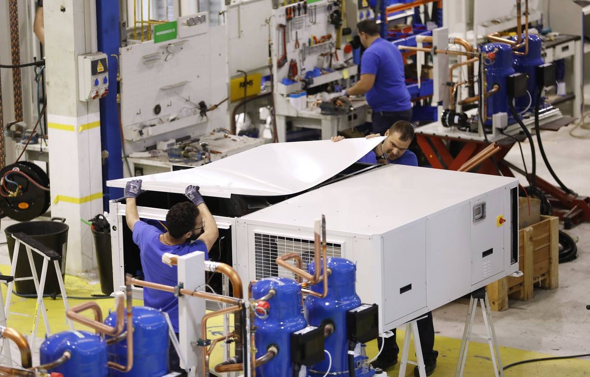 Montaje de la chapa exterior de uno de los grandes equipos de frío industrial de Intarcon