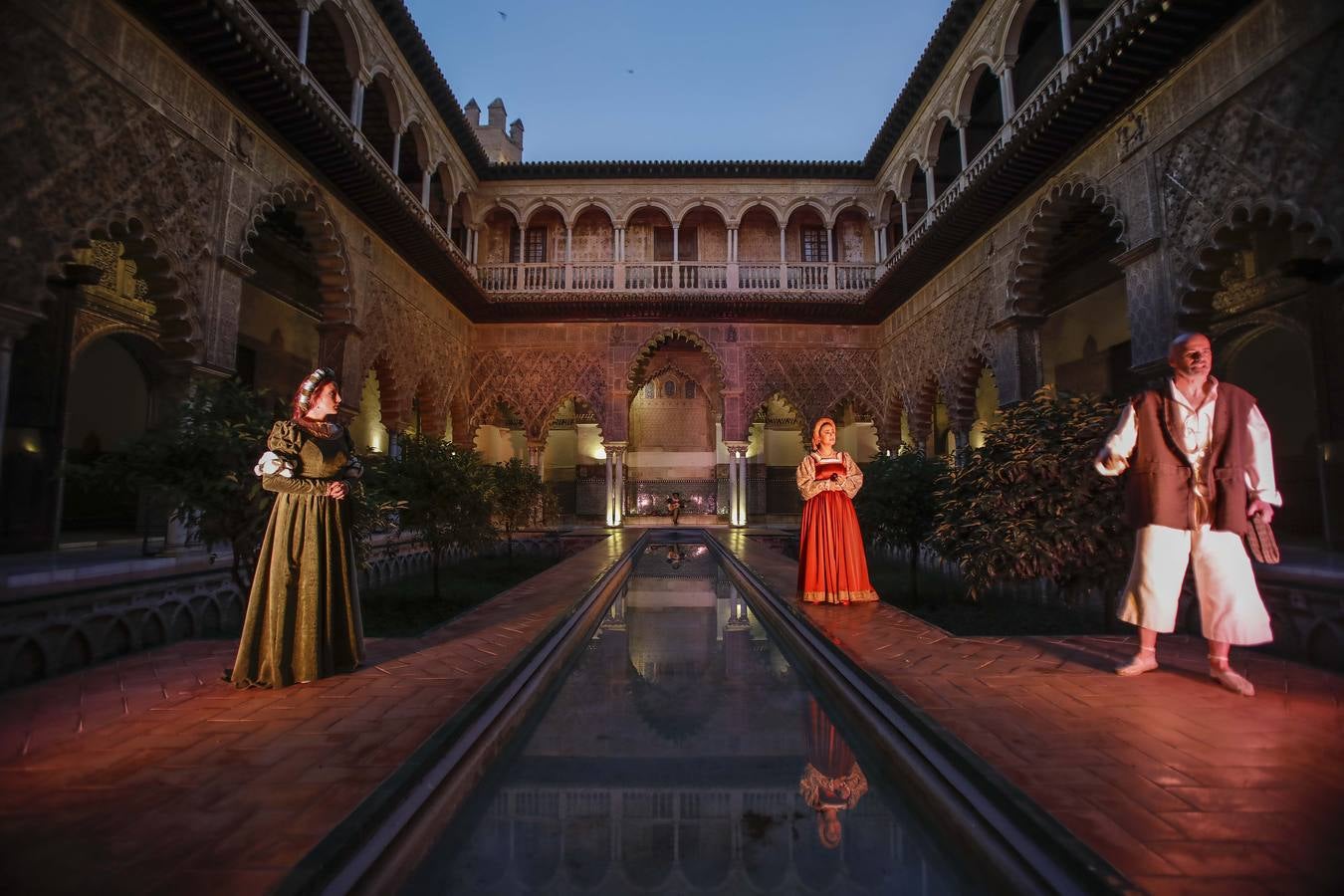 El Alcázar de Sevilla recuerda a Magallanes en sus visitas nocturnas