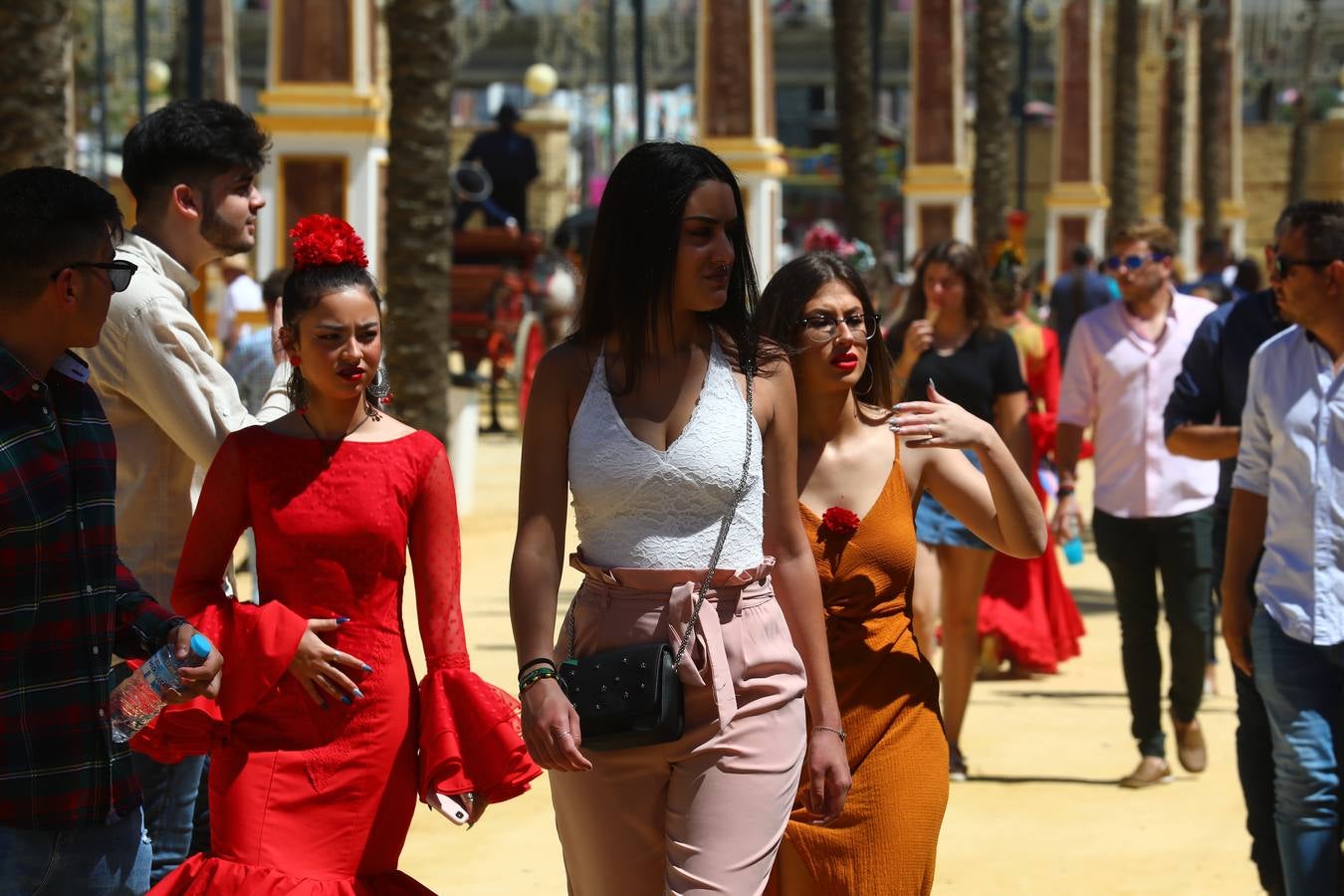 FOTOS: Las mujeres brillan en la Feria de Jerez en todo su esplendor