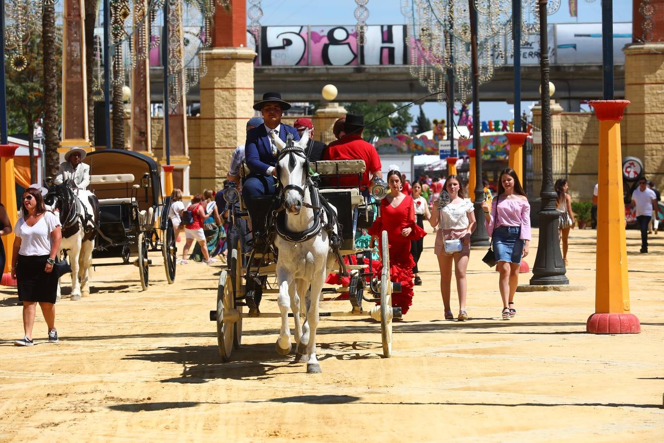 FOTOS: Las mujeres brillan en la Feria de Jerez en todo su esplendor