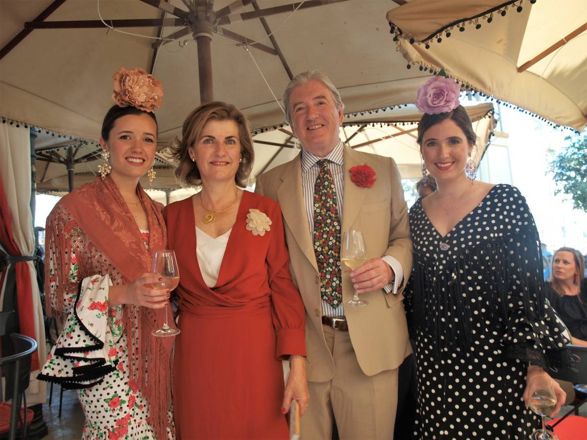 Señores de Rebuelta acompañados de sus hijas Cristina y Almudena Rebuelta Domecq en el templete.