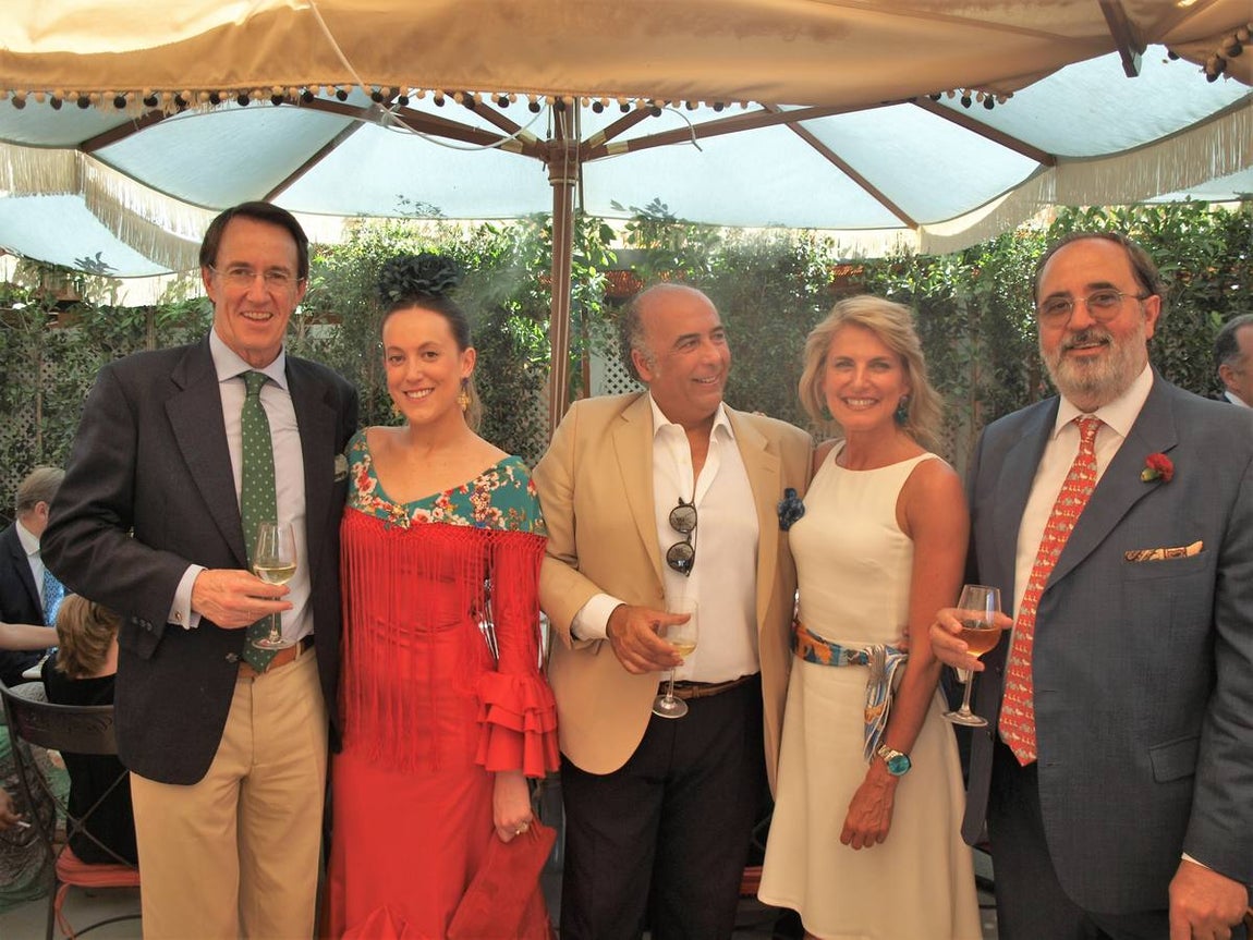 El presidente de González Byass Maurico González-Gordon, al lado su hija Claudia, Juan Junquera, Cristina Luque y Gabriel González Gordon.
