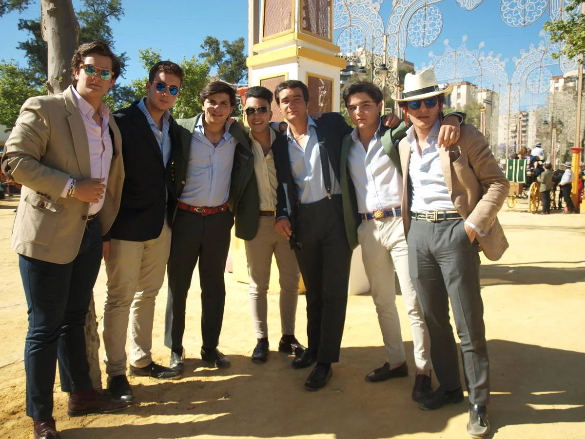 Un grupo de jóvenes y animados jerezanos en el Real de la Feria.