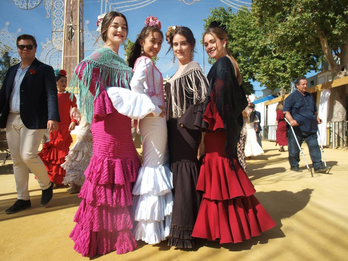 Chicas jerezanas de paseo por el real.