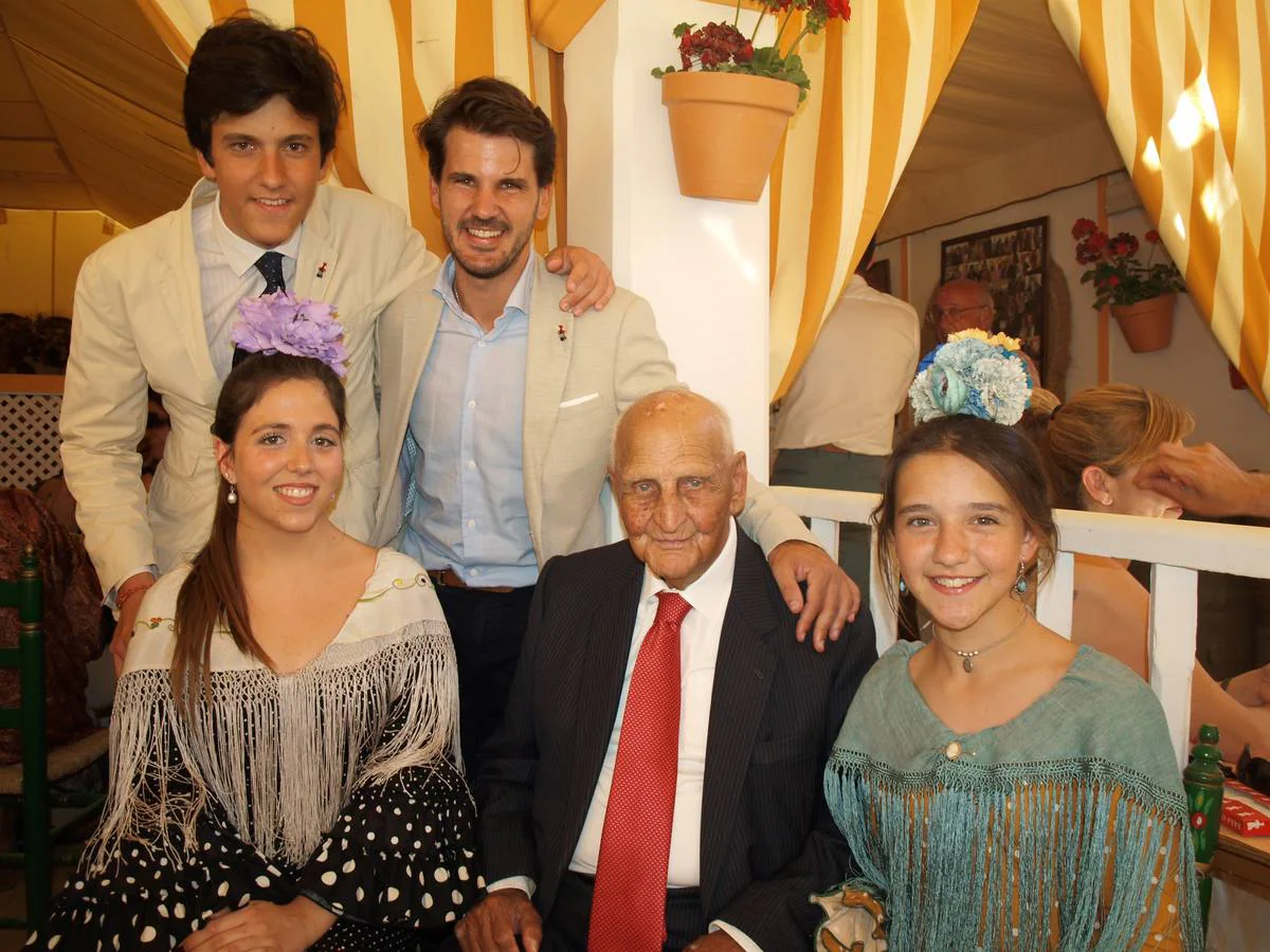 Ignacio Toscano de Puelles con sus nietos José Argudo, Francisco Gil, Elena Castro y Graciela Argudo.