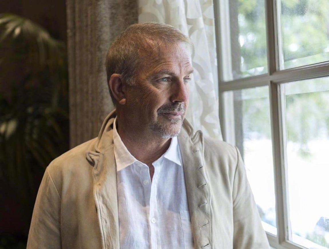 Kevin Costner. En Hollywood, Kevin Costner es otro de los que no ha tenido miedo al paso del tiempo. El actor prefiere dejar que las canas campen a sus anchas pero no por ello no cuida su cabello como merece.