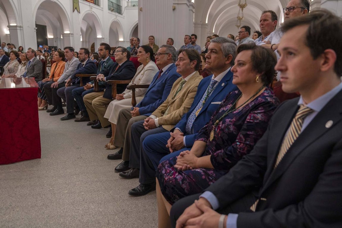 Las imágenes de la bendición del nuevo traje de la Virgen del Rocío