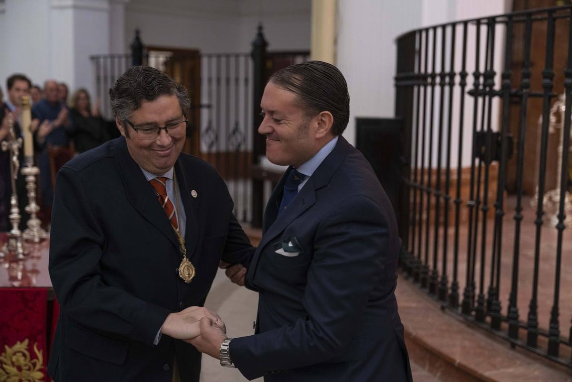Las imágenes de la bendición del nuevo traje de la Virgen del Rocío