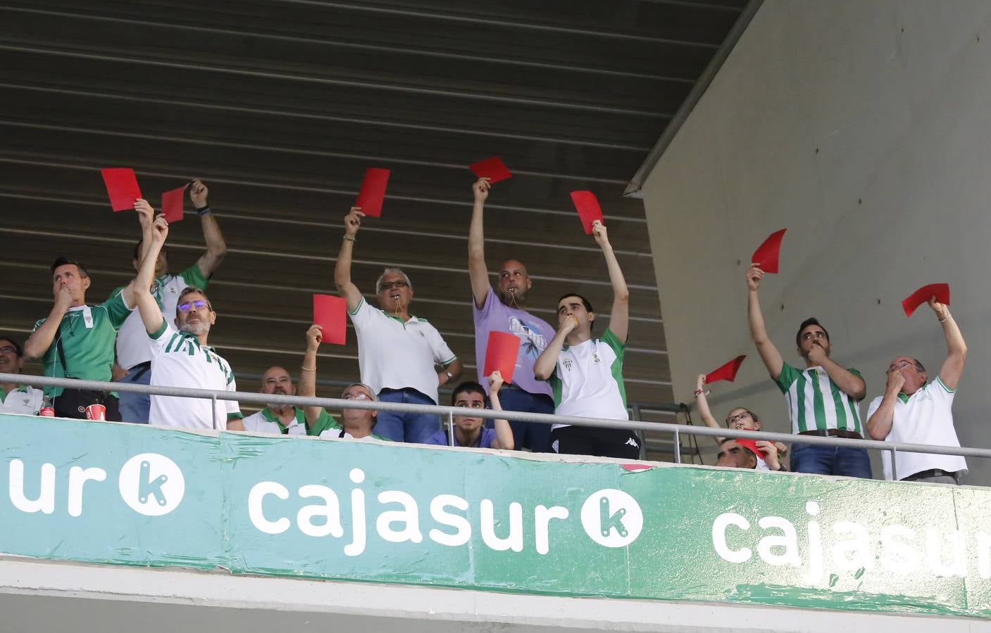 La caliente protesta y la gélida grada del Córdoba CF, en imágenes