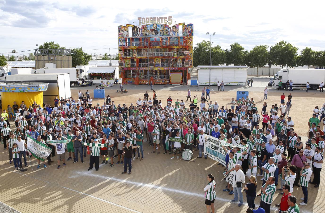 La caliente protesta y la gélida grada del Córdoba CF, en imágenes