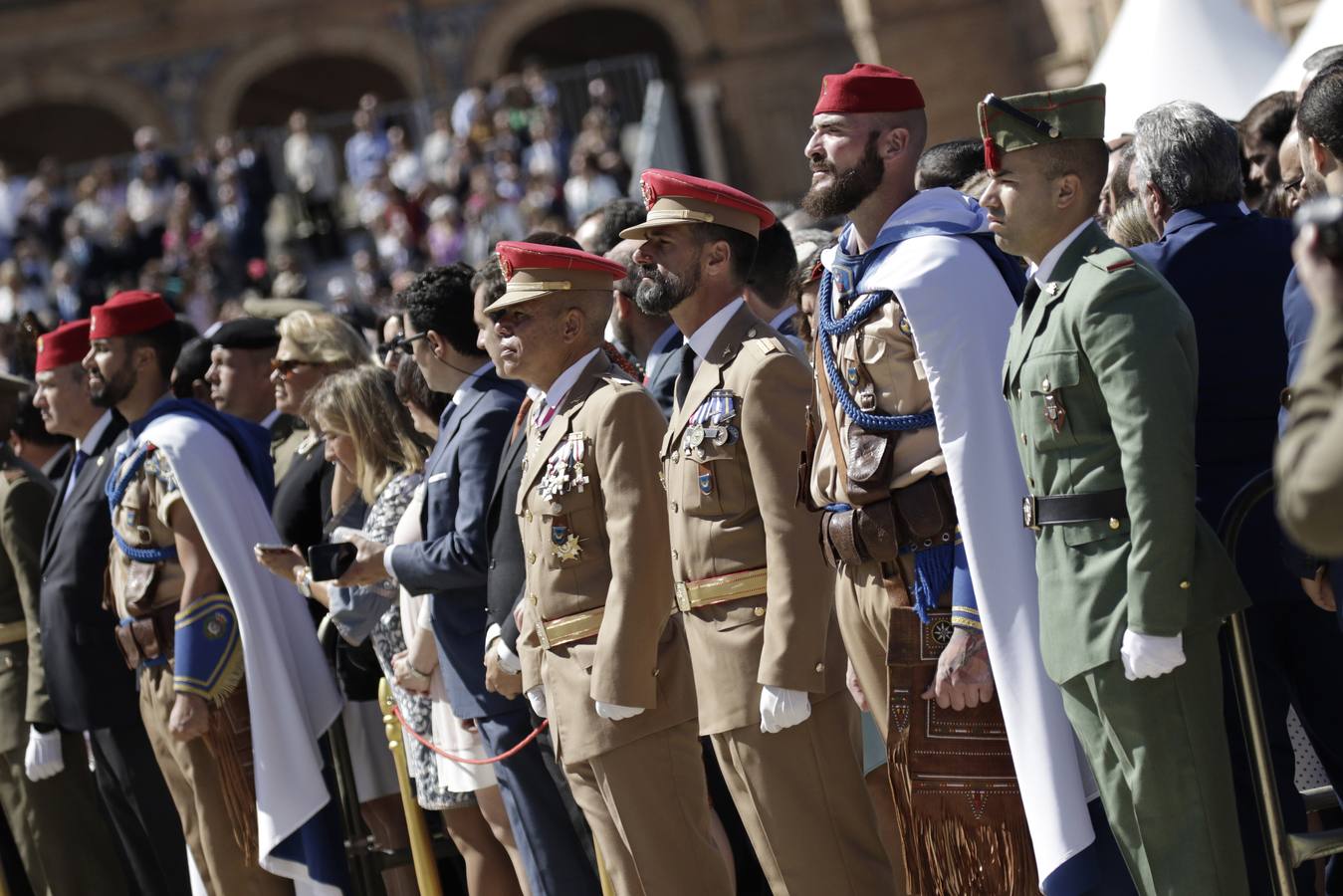 En imágenes, la Jura de Bandera civil en la Plaza de España