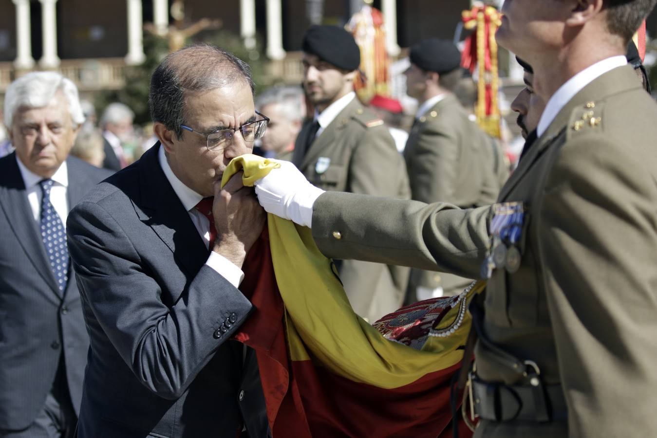 En imágenes, la Jura de Bandera civil en la Plaza de España